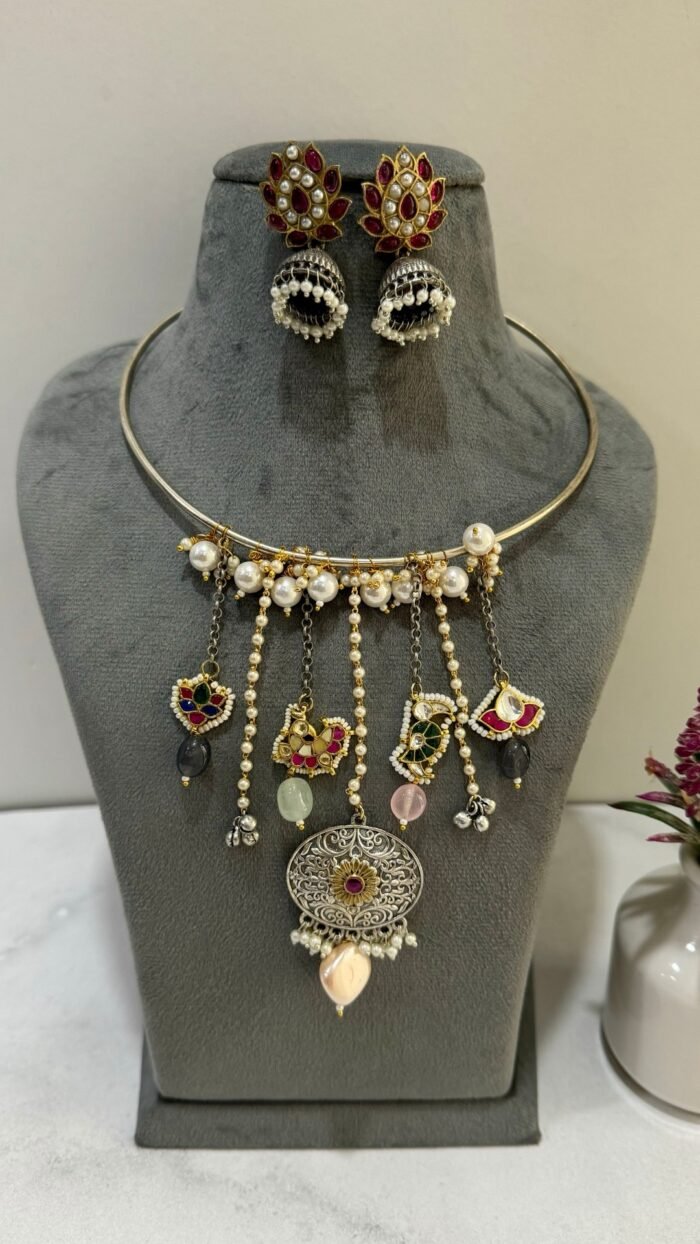 Avyana Hasli With Earrings With Pendant